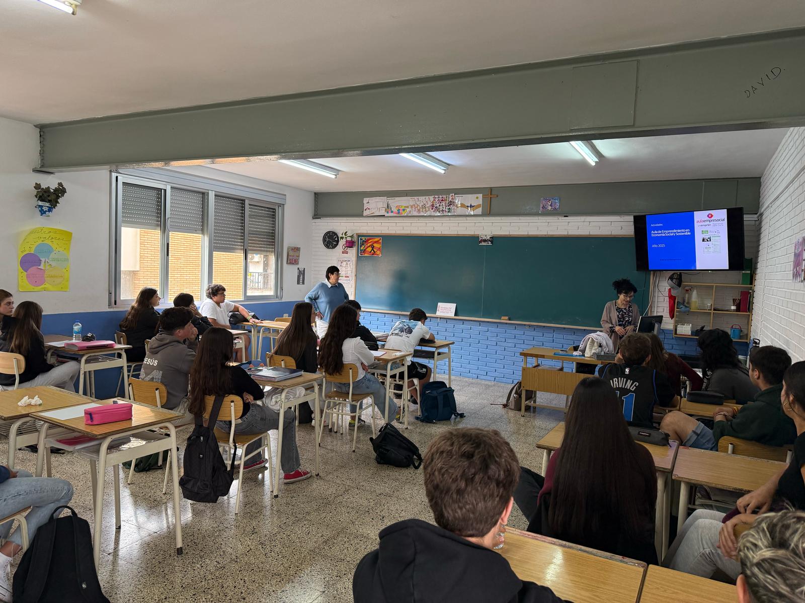Alumnos en el aula dando clase